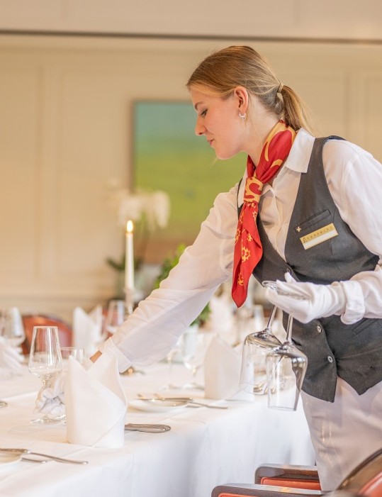 Restaurant Erbprinz Mitarbeiter am Eindecken