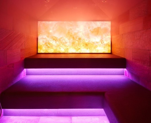 Dampfsauna mit athmosphärischer Beleuchtung in verscshiedenen Farben.