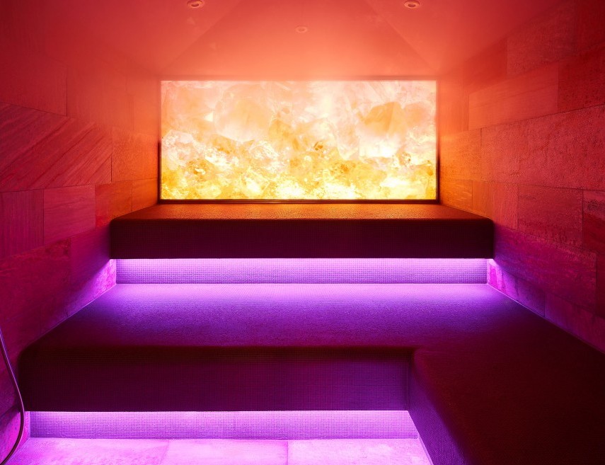 Sauna vapeur avec éclairage atmosphérique de différentes couleurs.
