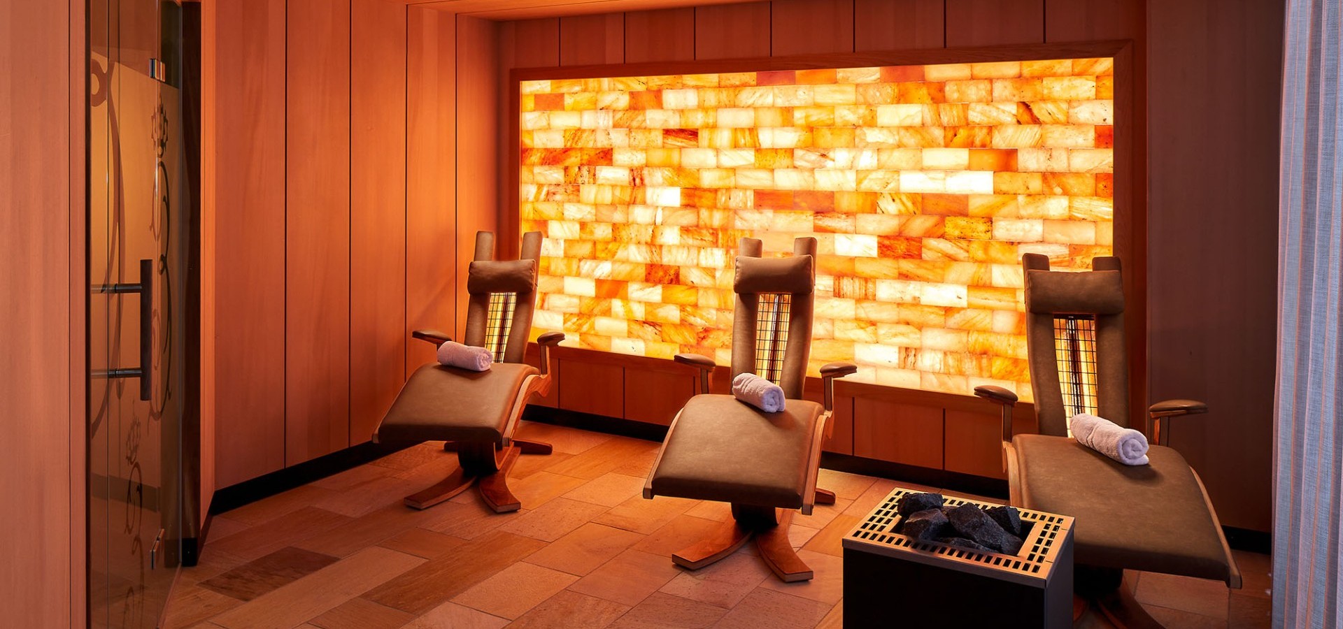 Sauna infrarouge avec chaises longues et éclairage d'ambiance.