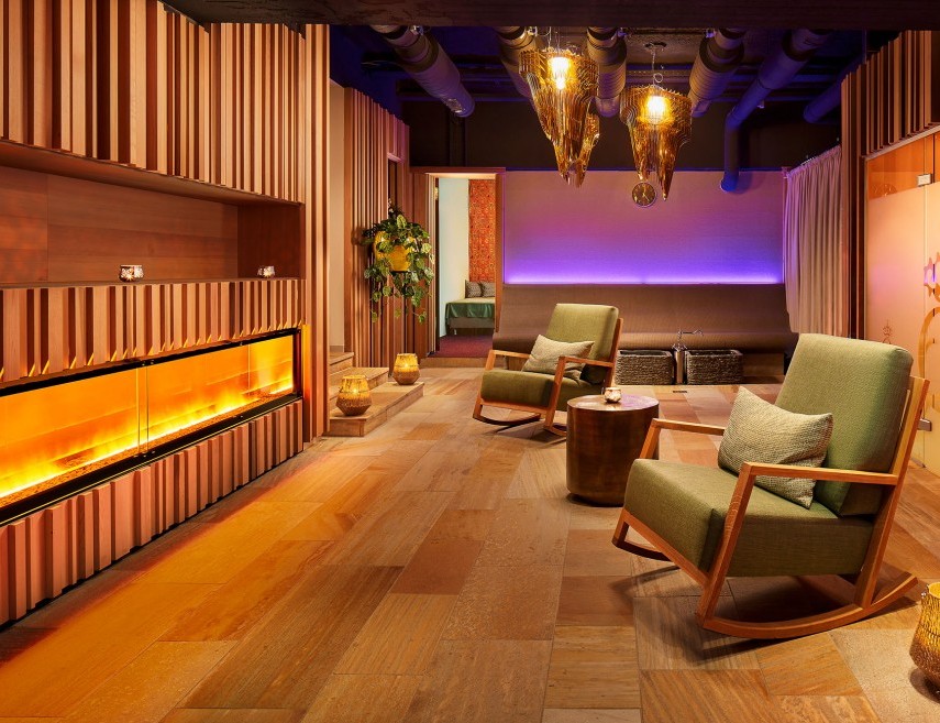 Stylish fireplace room with various seating options in the spa area of the Hotel Erbprinz.