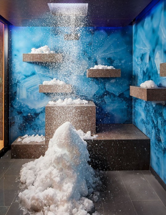 Salle avec douche de neige dans l'espace spa de l'hôtel Erbprinz.