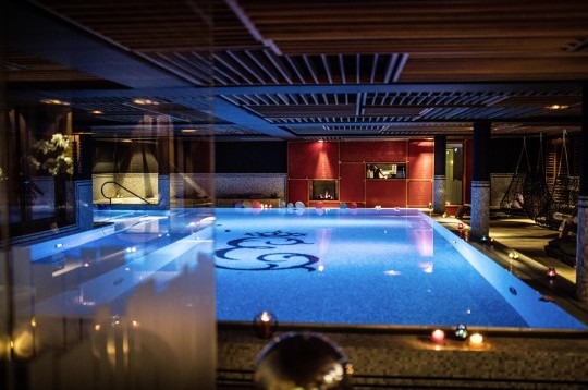 Erbprinz Indoorpool bei Kerzenlicht