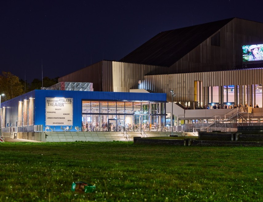 Blick auf das badisches Staatstheater bei Nacht
